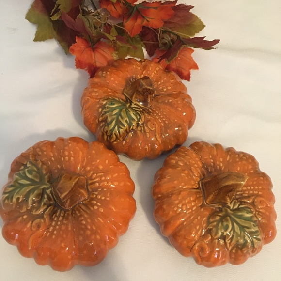 Fall decor a set of 3 small pumpkins. - Picture 2 of 8